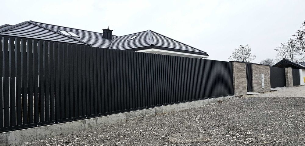 Nowoczesne ogrodzenia z aluminium profile pionowe, grzebieniowe.