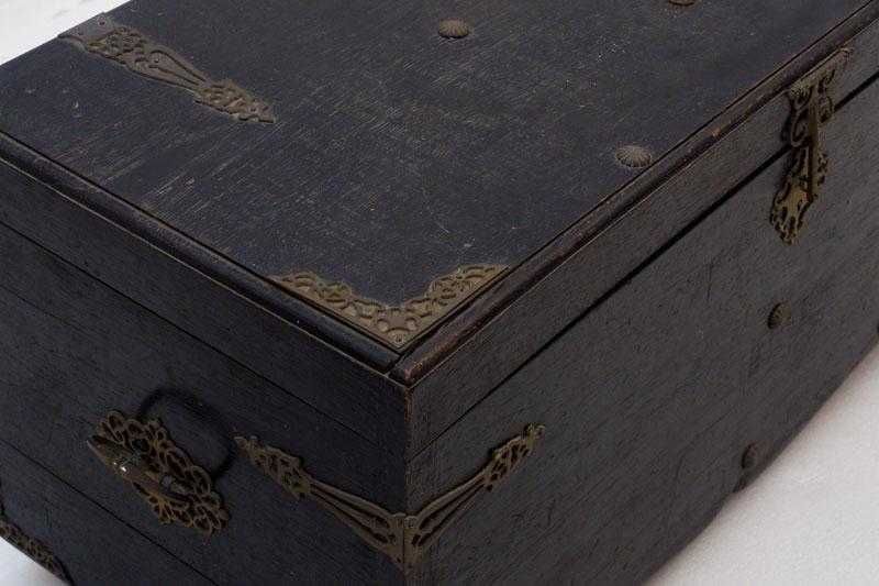 Arca antiga em madeira com aplicações em latão