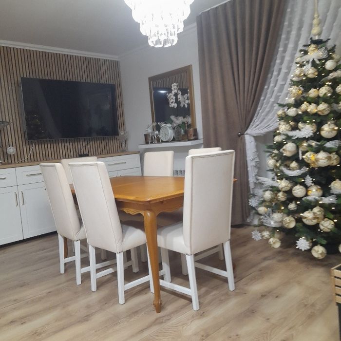 Stół bez krzeseł.