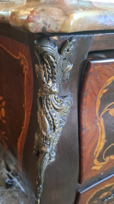 Cómoda com imbutidos castanho