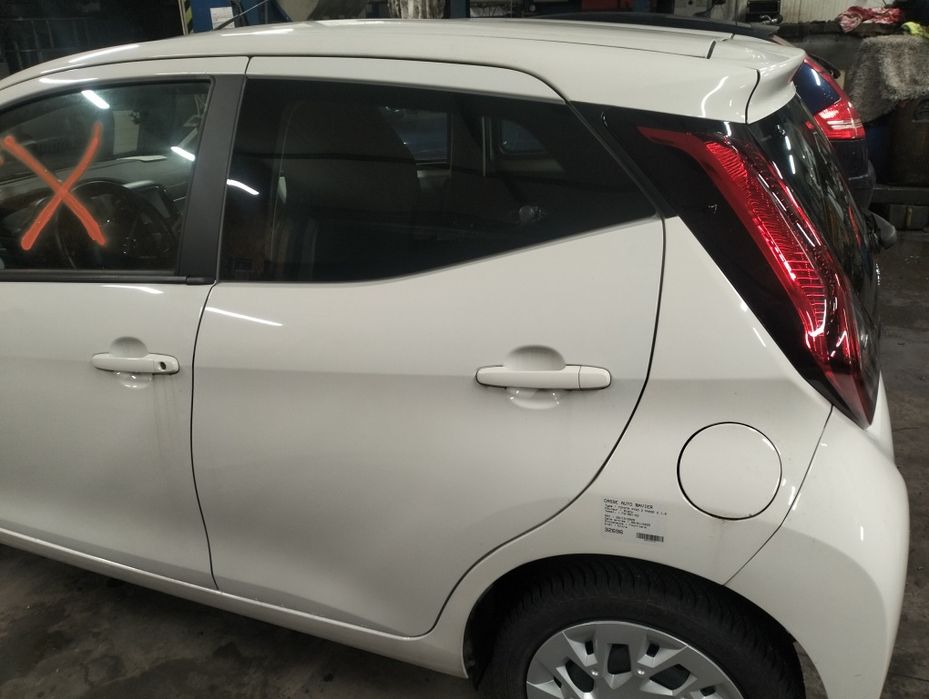 Toyota Aygo 2 drzwi tył lewe 5 drzwiowa