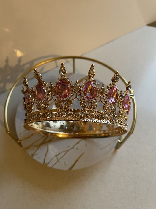 Продам з клеєними камінчиками корона