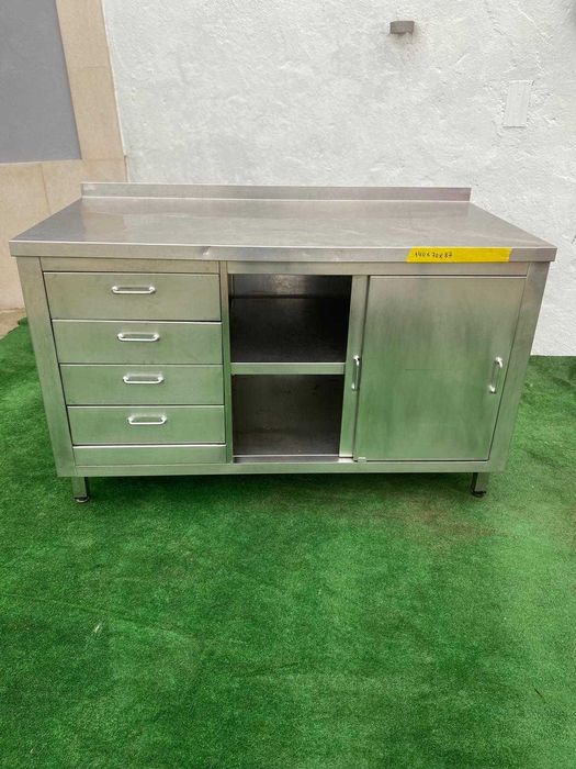 Bancada neutra em inox com 4 gavetas e 2 portas com prateleira
