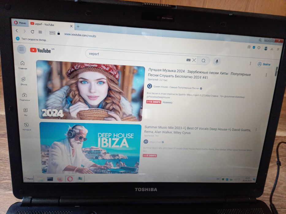 ноутбук Toshiba в отличном состоянии с блоком питания (зарядкой), аккумулятором и веб камерой