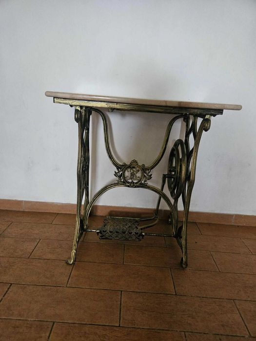 Designerski stolik industrial vintage – żeliwo + naturalny kamień (marmur/trawertyn)