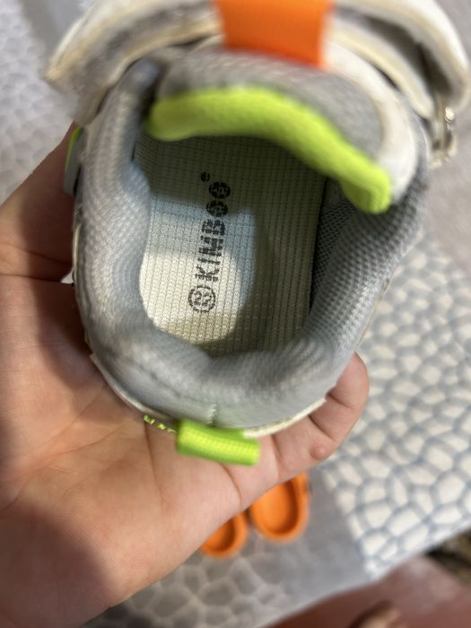 Дитячі кросівки і кеди