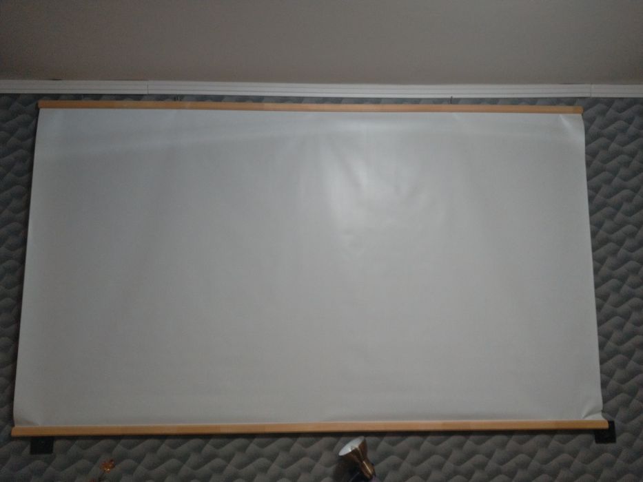 Екран. Проектор. Домашній кінотеатр.