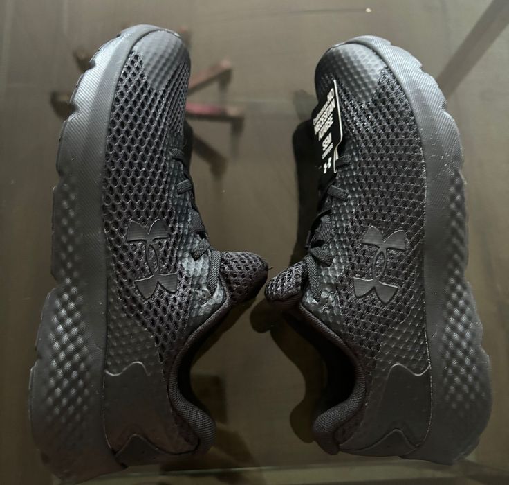 UNDER ARMOUR CZARNE  buty dla chłopca  34 35