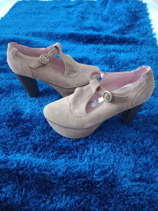 Sapatos beges de pele de salto alto com compensação