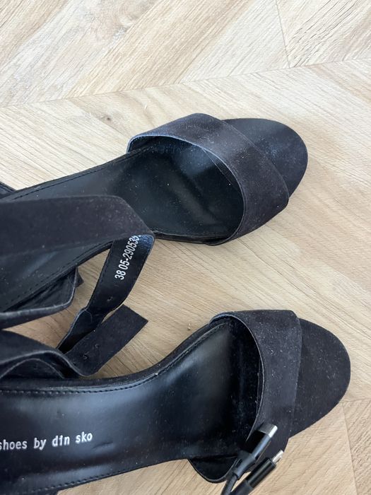 Czarne buty na obcasie 38 dinsko