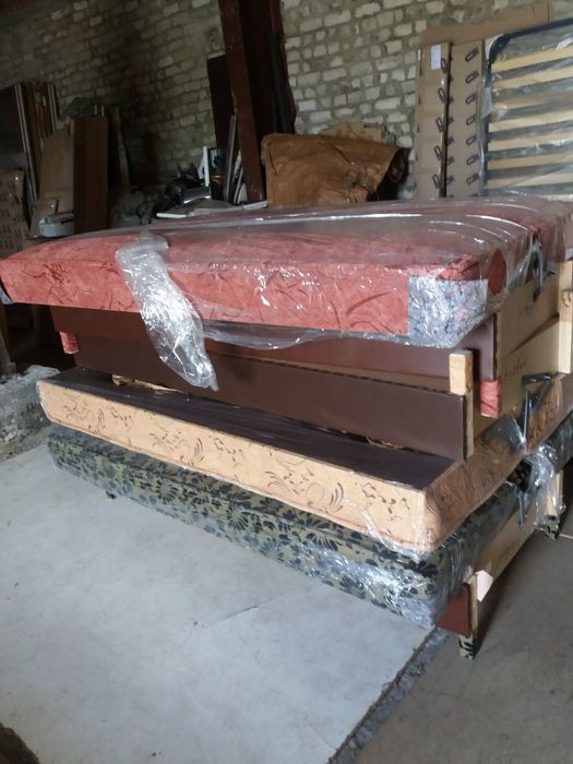 Диван, стіл, стільці.