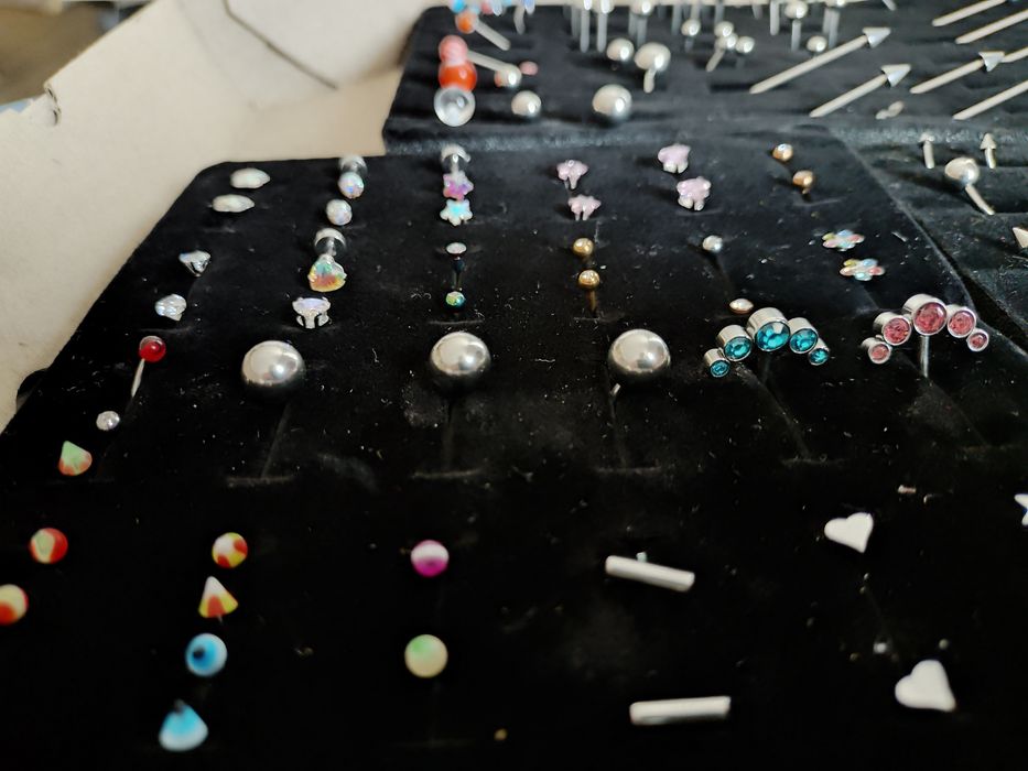 Пирсинг вуха, губи, носа, пупка, брови, язика та інші, є в наявності