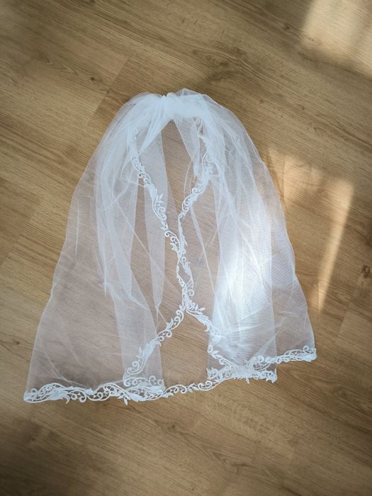 Suknia ślubna z welonem