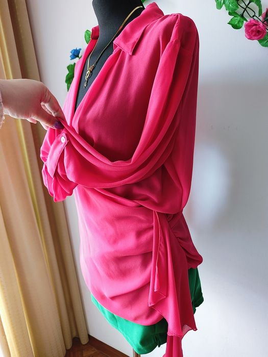 Elegancka kopertowa bluzka w intensywnym różu styl Glamour