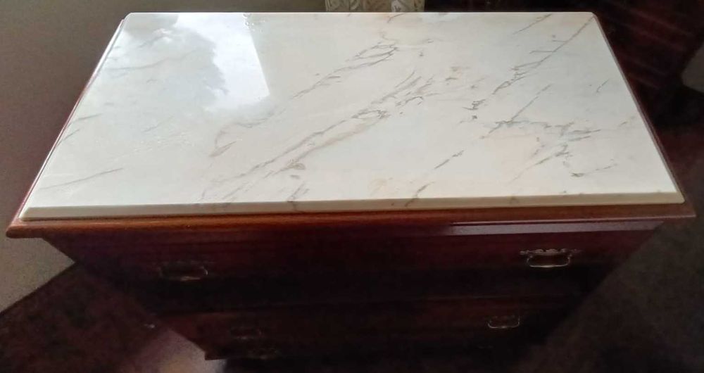 Comoda 4 gavetas e tampo em mármore branco + Espelho com moldura igual