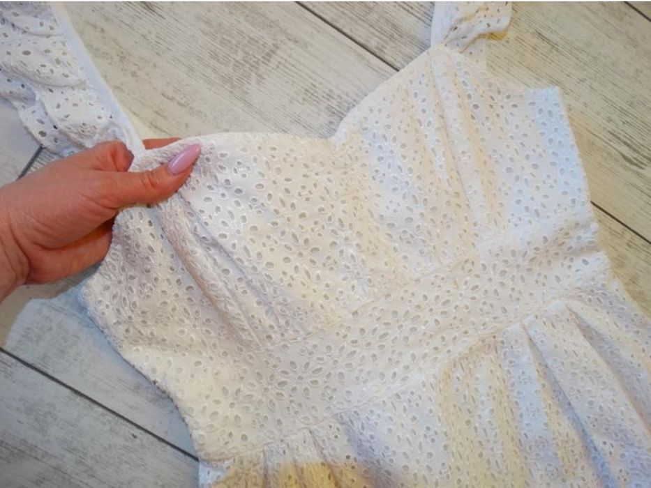 Шикарне, Легесеньке білосніжне плаття із прошви 
Всередині іде на кото