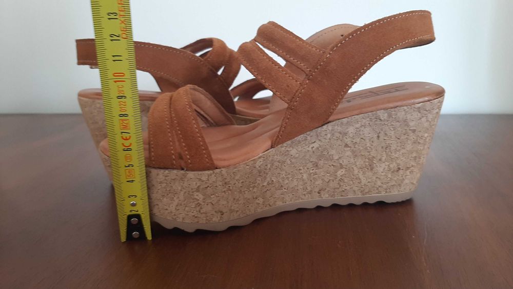 COMO NOVAS Sandálias compensadas cunha pele/camurça castanho mel 36