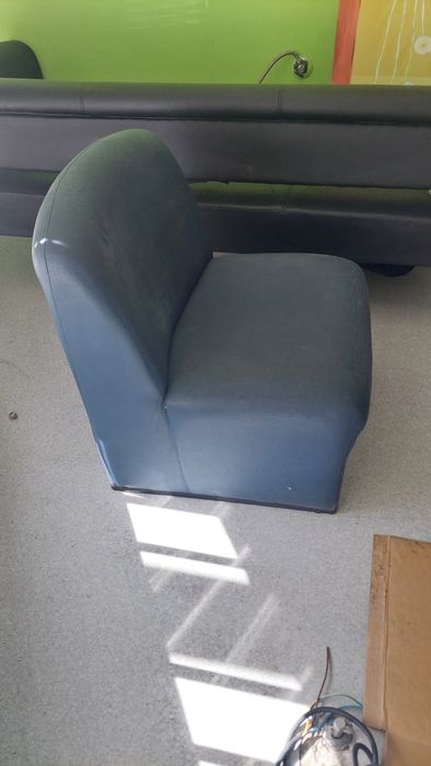 Sofá monolugar em napa azul. Usado