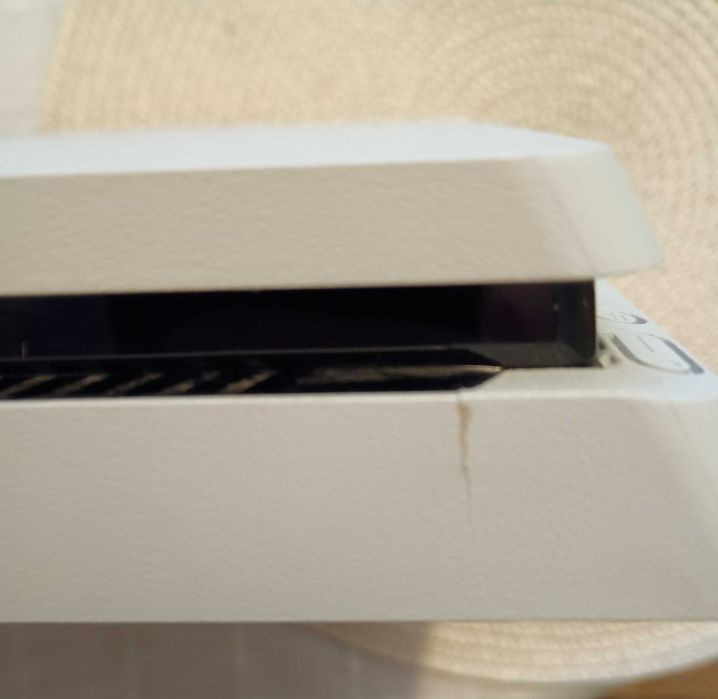PS4 Slim biała 1TB + 2 pady + gra – sprawna