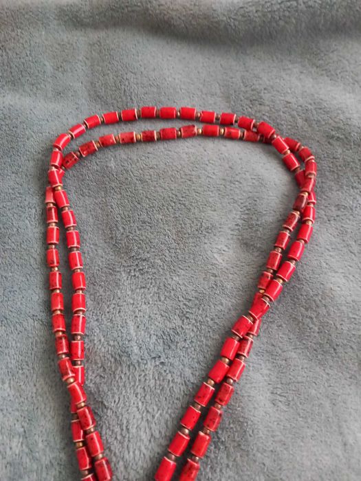 Colares em vermelho sangue de boi