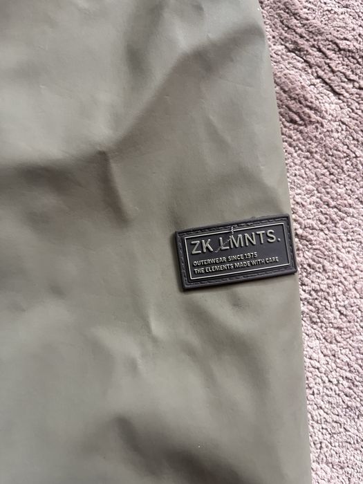 Casaco de inverno impermeavel da Zara em tom verde militar.