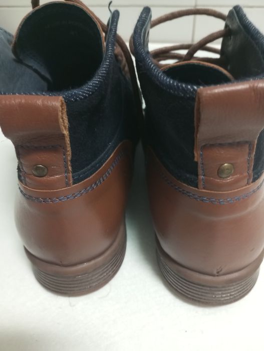 Botas em pele azul escuro e castanho