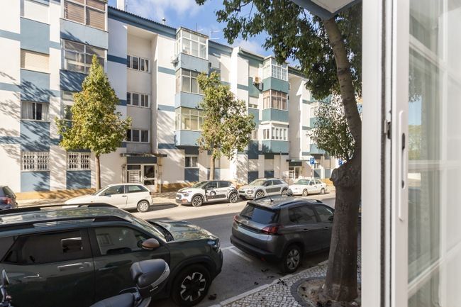 Apartamento 4 assoalhas  muito boa localizacão — Laranjeiro E Feijó, Setúbal