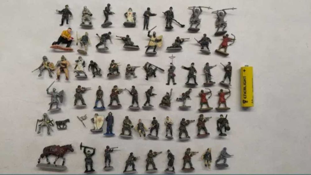 Солдатики блошки.57 штук немцы люфтваффе рыцари кони.esci.лот