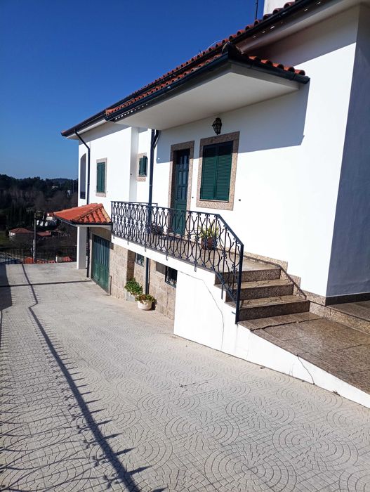 Arrendo casa T3 com salão