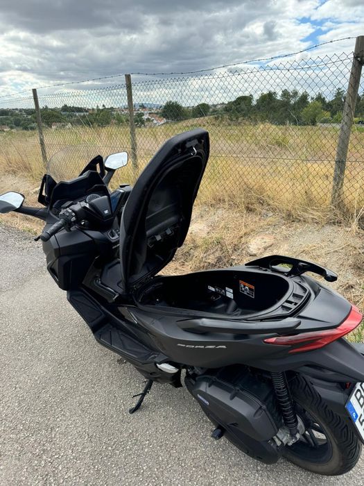 Mota honda forza, preta