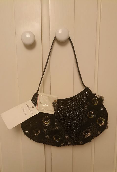 Bolsa vintage preta com missangas