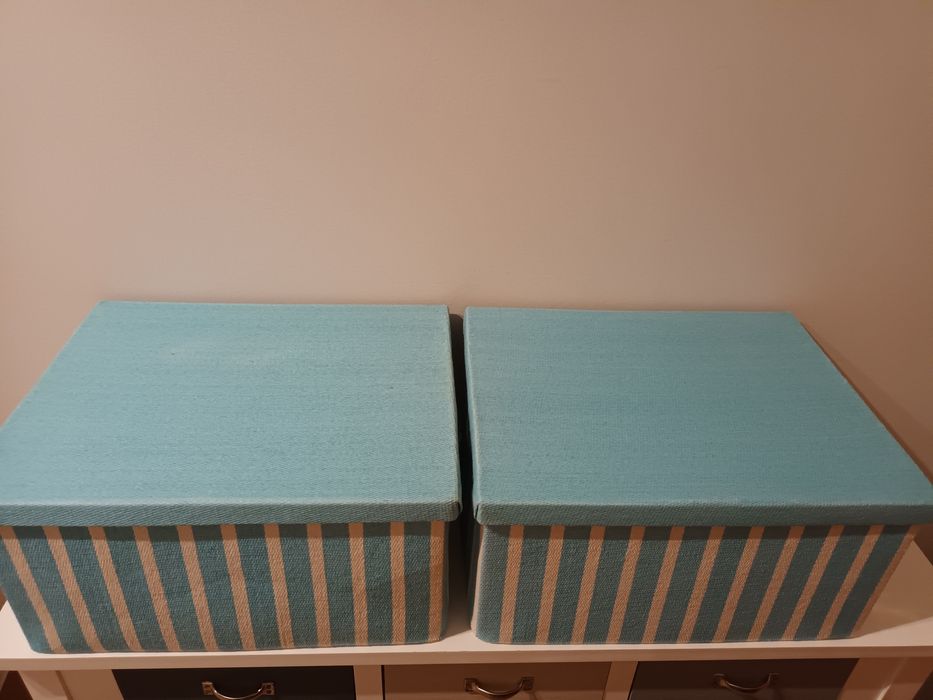 Duas caixas em tecido azul claro e branco