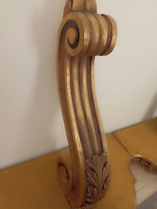 Par de Mísulas/mesas de cabeceira em talha dourada e marmore.