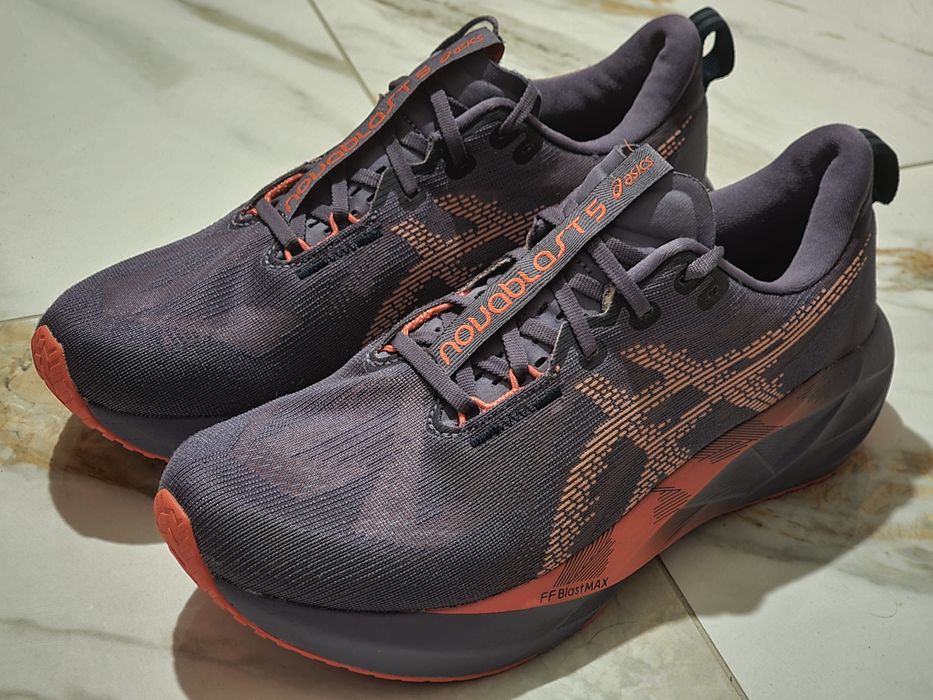 Оригінал 100% Кросівки Asics Novablast 5   EURO 43.5
