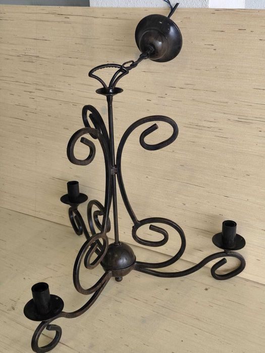 Candeeiro de teto em ferro forjado