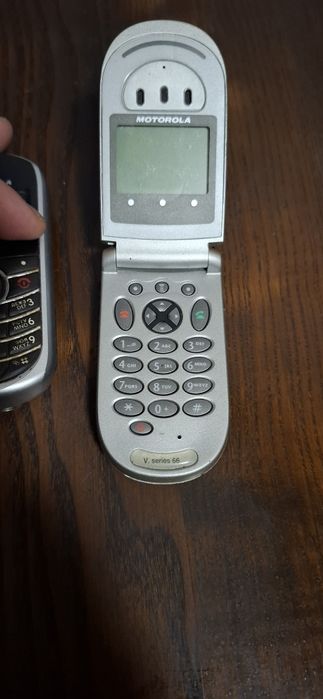 Кнопочные телефоны Siemens и Motorola.