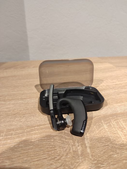 Bluetooth-гарнітуру Plantronics Voyager Legend у зарядному футлярі