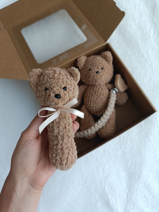 Zestaw miś, grzechotka, zawieszka do smoczka szydełko