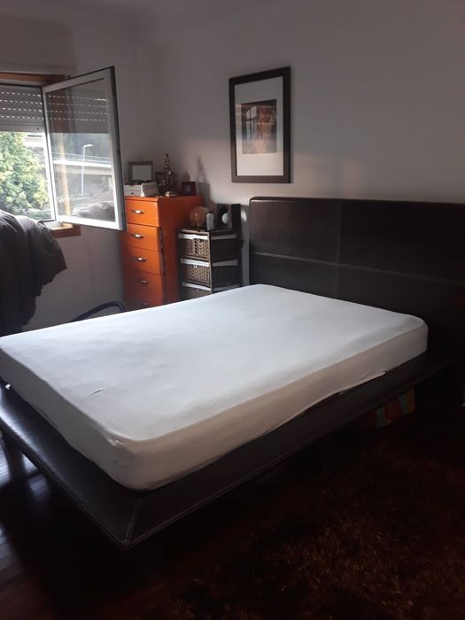 Cama de casal acolchoada