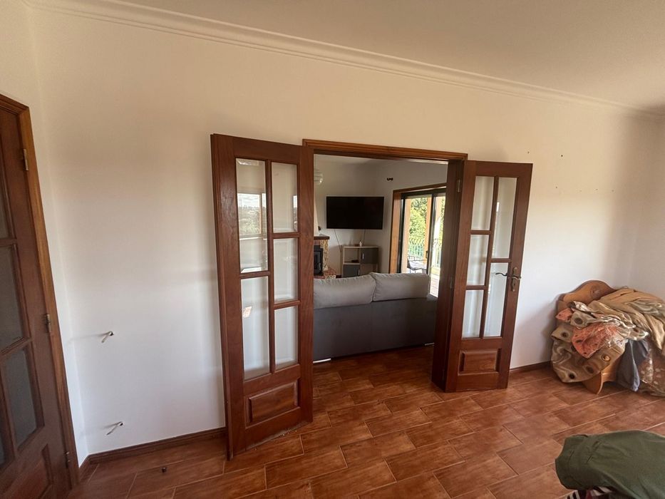 Aro com portas de madeira