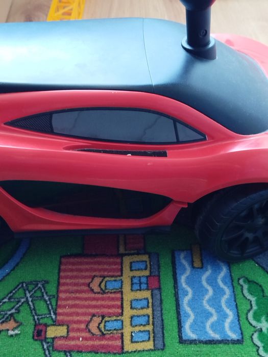Samochodzik pchacz McLaren P4 czerwony– nie mieści się do paczkomatu