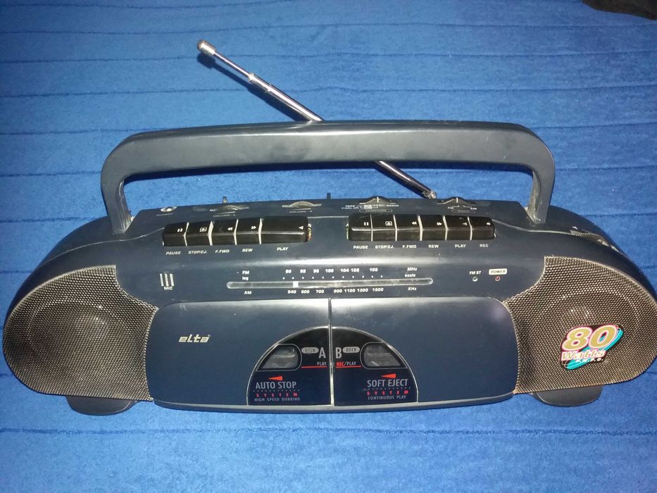 Dwukasetowy magnetofon, radyjko oraz obie strony kaset działają.