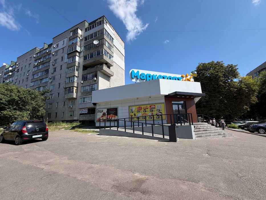 Приміщення в спальнику біля продуктового магазину