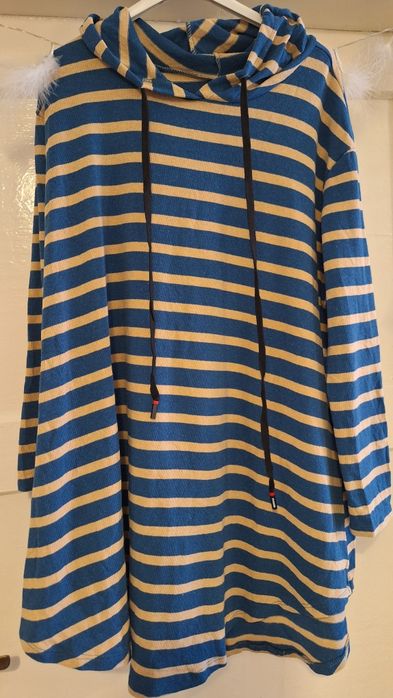 Bluza w paski z kapturem.