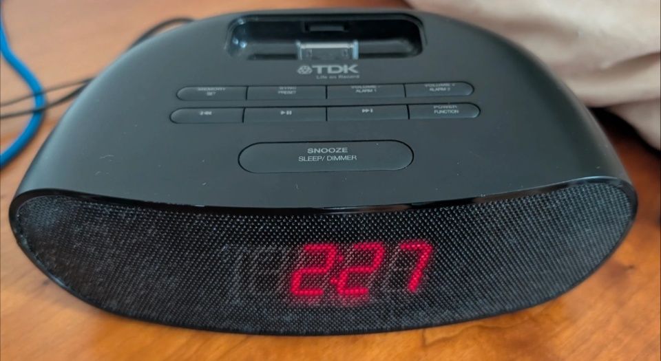 TDK TAC4323 Relógio Despertador
Carrega bem os equipamentos Apple.
Rádio e despertador