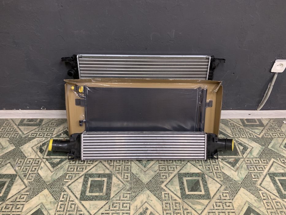 Audi A4 B9 Підрешітник Кронштейн Кріплення Решітки Радіатора