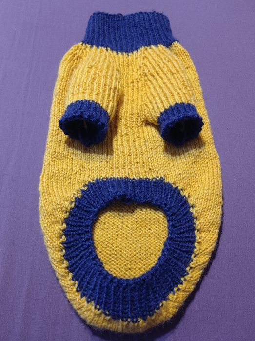 Одяг для собак, котів. В'язані шапки светри,  комбенізон, жилет.