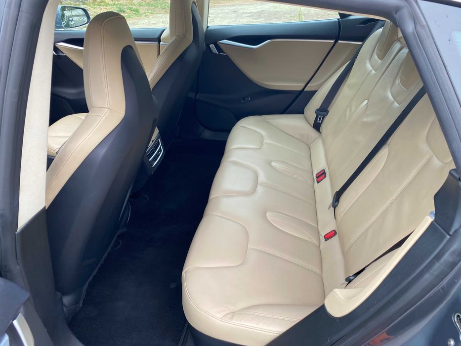 Tesla Model S 85 com motor e baterias já substituídas