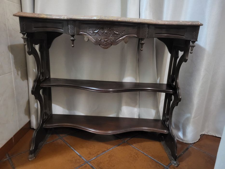 Móvel de entrada com pedra