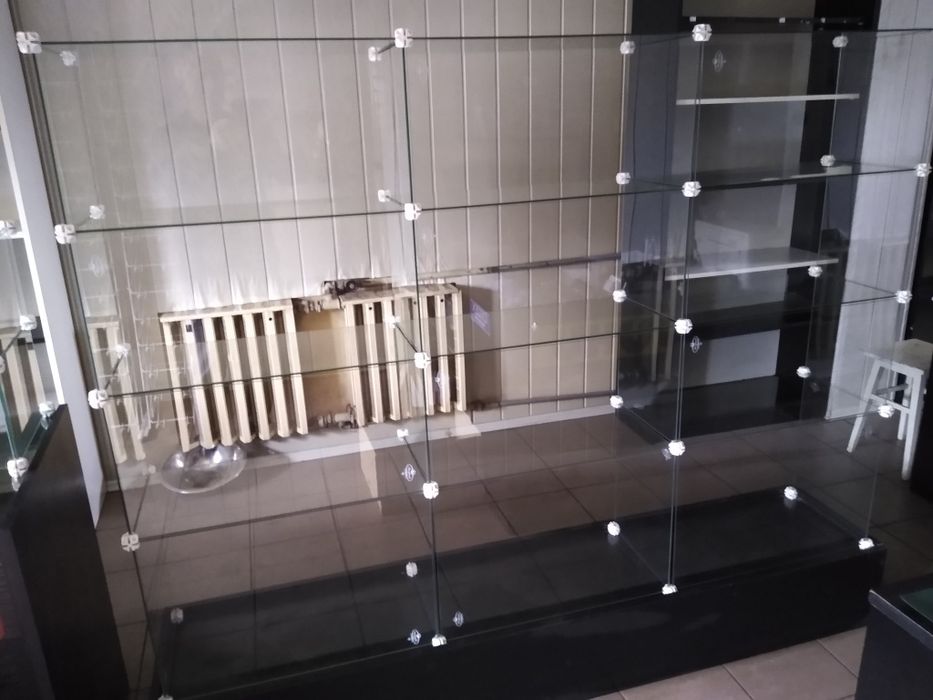 Szklana gablota wystawowa